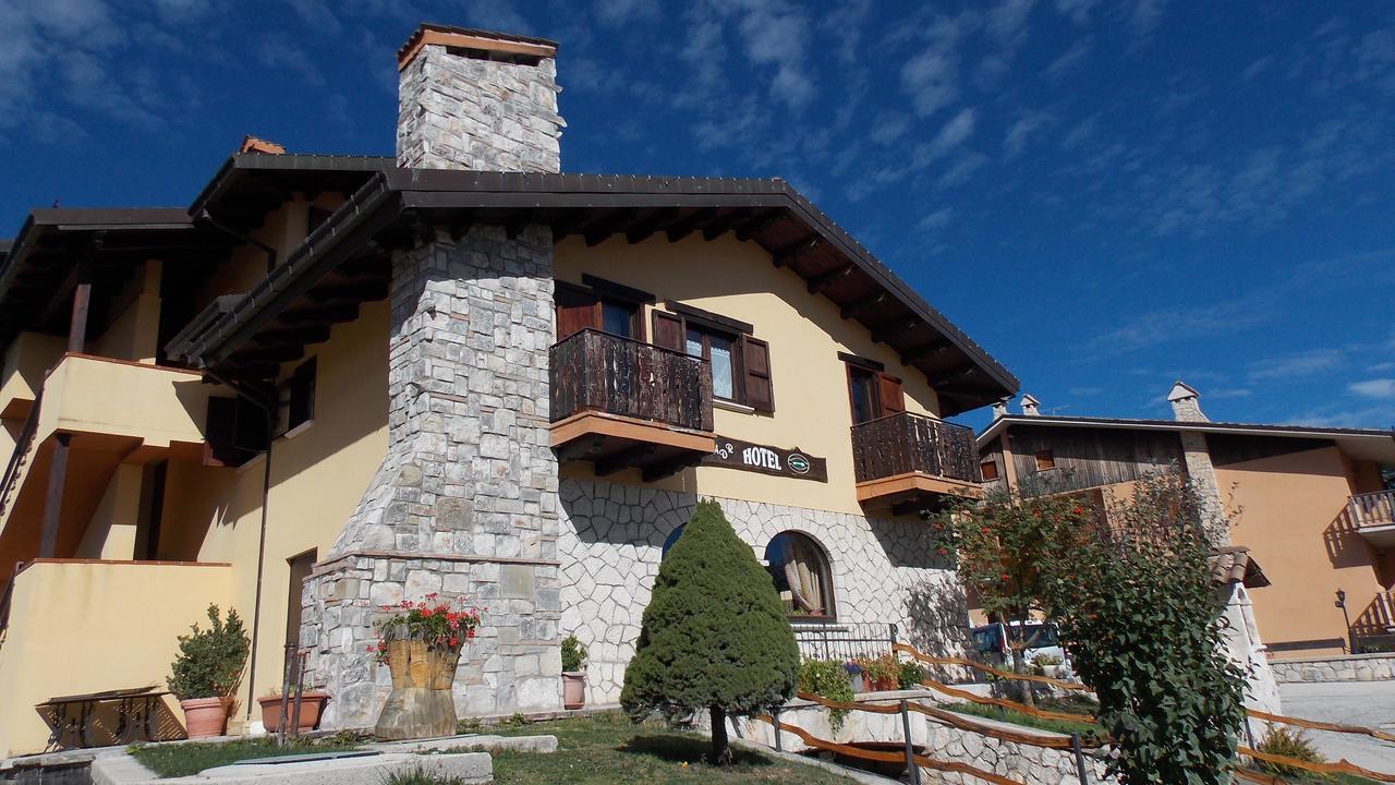 Hotel Altopiano Delle Rocche ร็อคคาดีเมซโซ่ ภายนอก รูปภาพ
